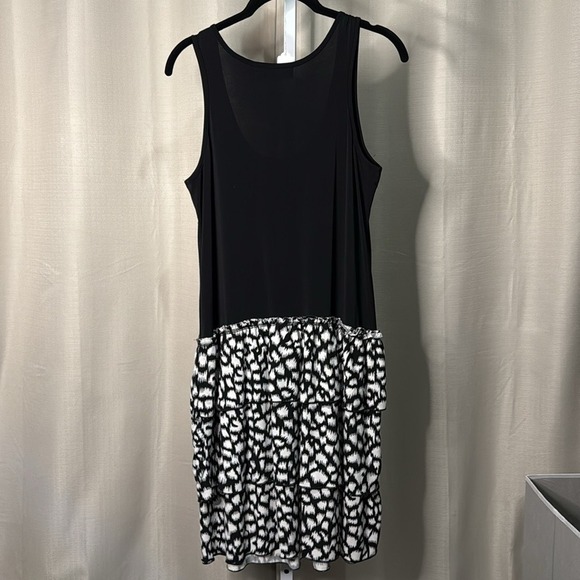 BCBGMAXAZRIA Black White Print Dress Sleeveless Layered Ruffle Sz M - Picture 2 of 5